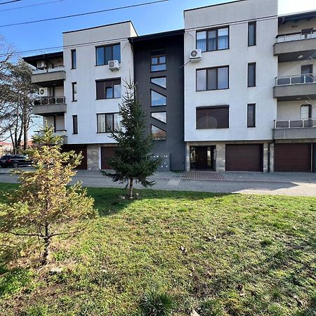 Kazanlak Large Guest House Apartment Near The Center With Full Kitchen & Dining Room, King Beds, Garden Patio, Free Parking & Self Check-In Exterior foto