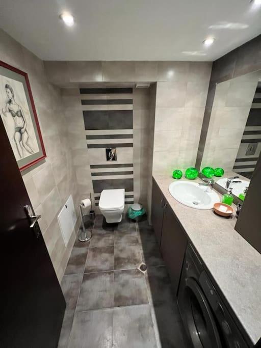 Kazanlak Large Guest House Apartment Near The Center With Full Kitchen & Dining Room, King Beds, Garden Patio, Free Parking & Self Check-In Exterior foto