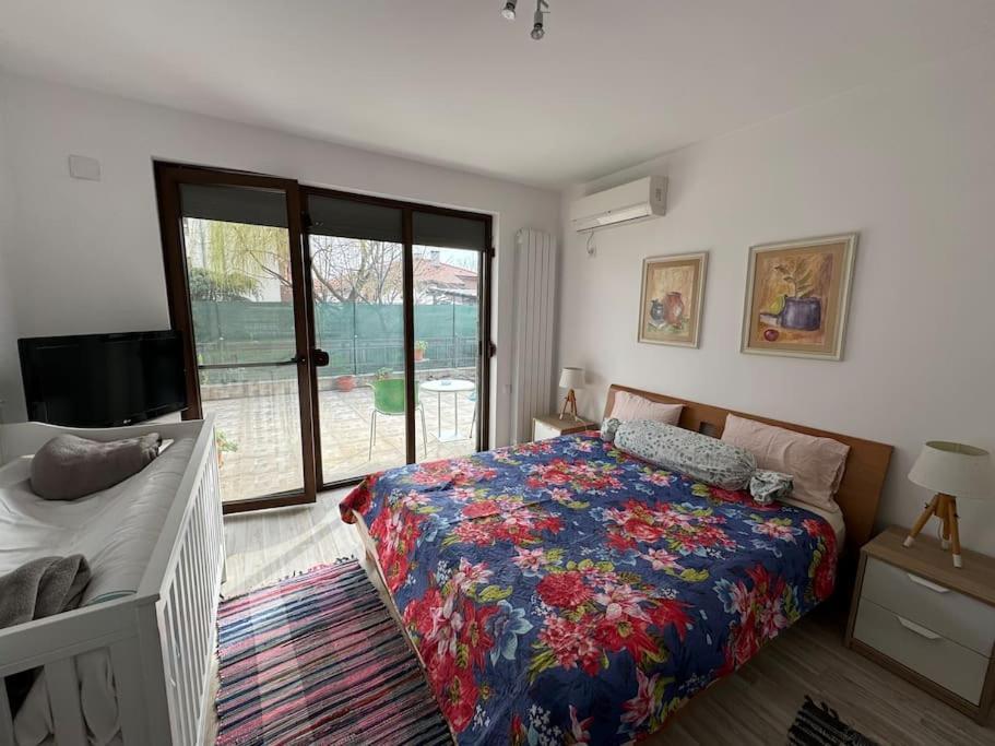 Kazanlak Large Guest House Apartment Near The Center With Full Kitchen & Dining Room, King Beds, Garden Patio, Free Parking & Self Check-In Exterior foto