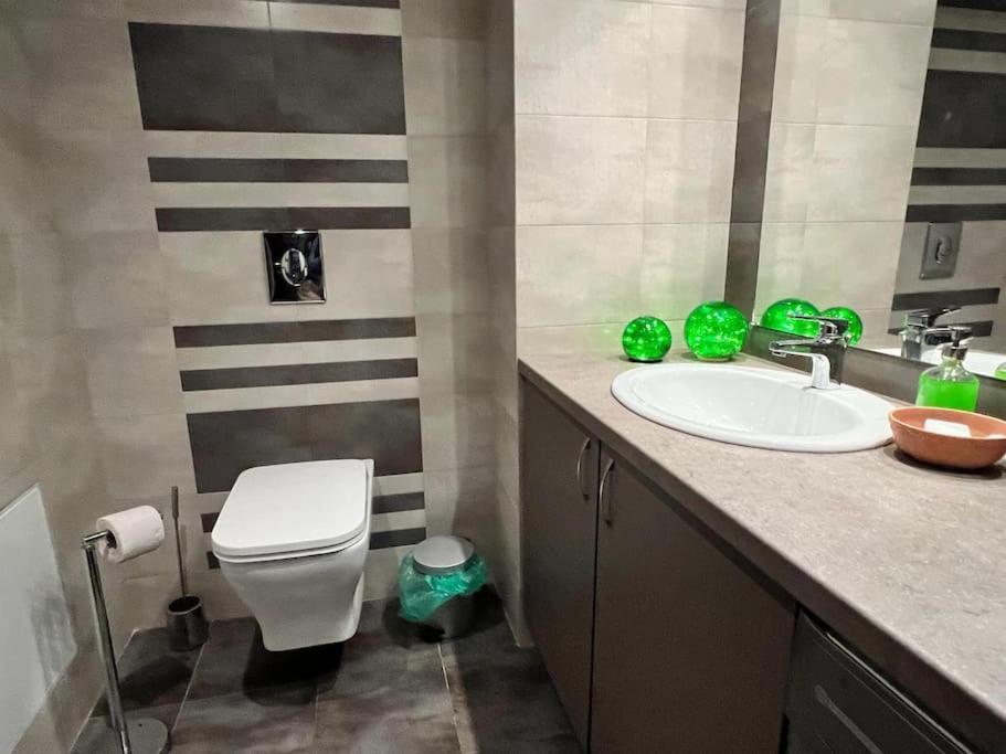 Kazanlak Large Guest House Apartment Near The Center With Full Kitchen & Dining Room, King Beds, Garden Patio, Free Parking & Self Check-In Exterior foto