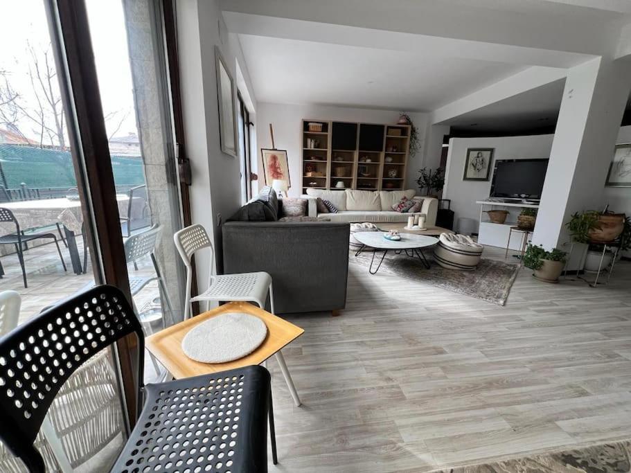 Kazanlak Large Guest House Apartment Near The Center With Full Kitchen & Dining Room, King Beds, Garden Patio, Free Parking & Self Check-In Exterior foto